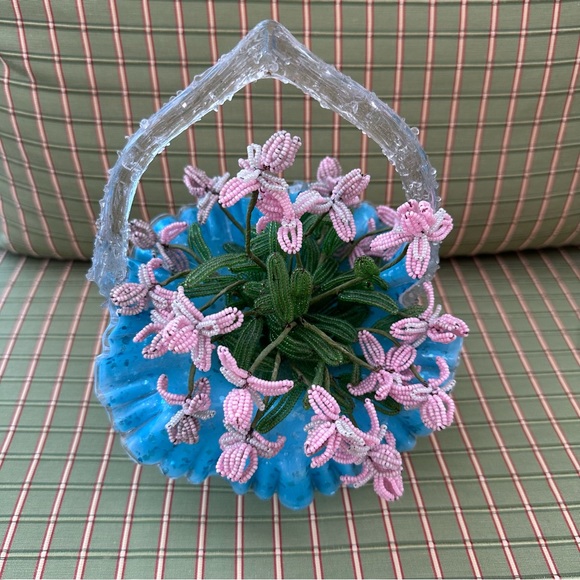 Art Glass basket with clear “drip” handle, crimped edge & beaded pink flowers. - Picture 2 of 12